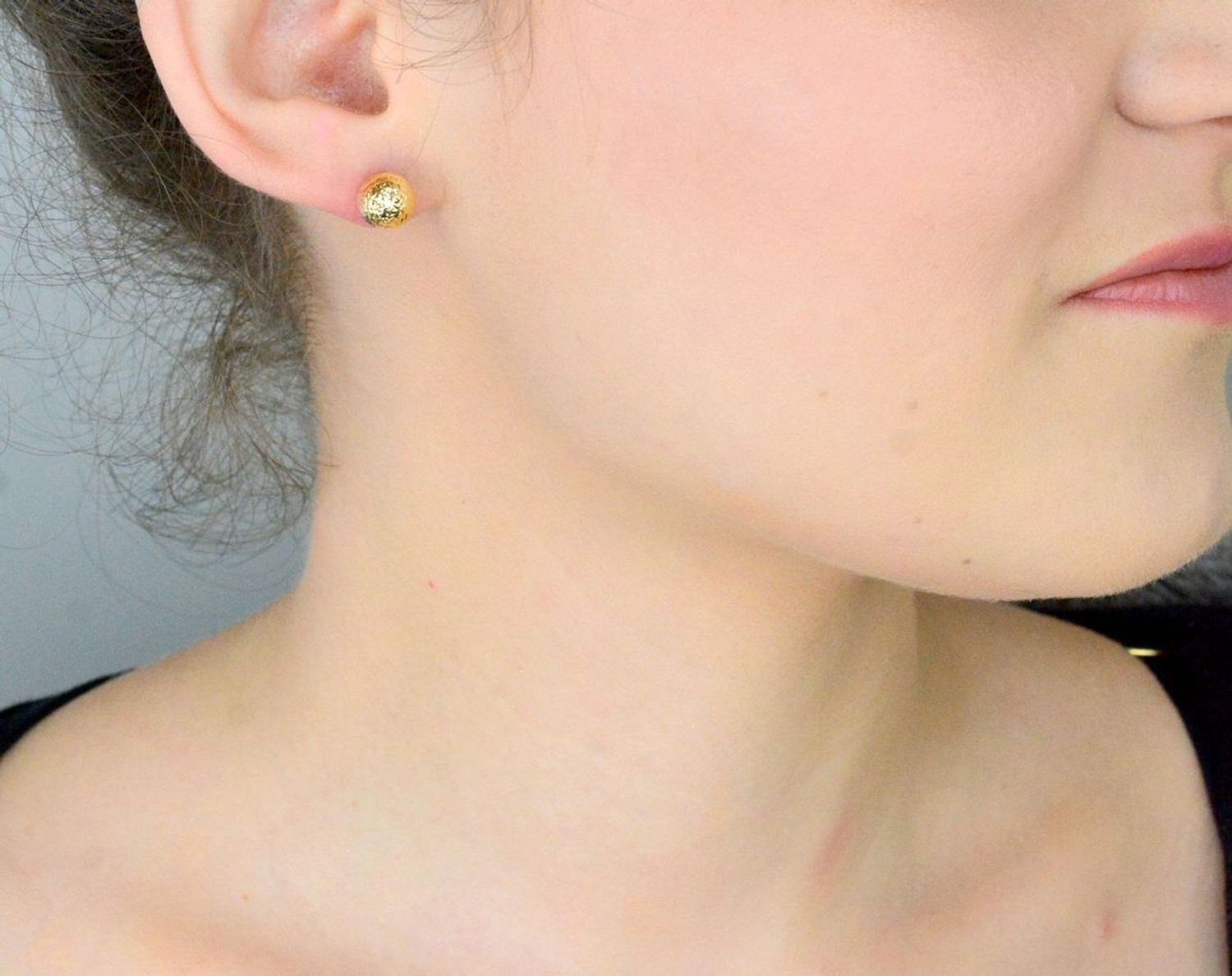 Kolczyki złote kulki grawerowane pr 585, DIA-KLC-12906-585 8mm Stylowe kolczyki wykonane ze złota próby 585. Kolczyki mają okrągły kształt, ozdobione grawerem. 1.jpg